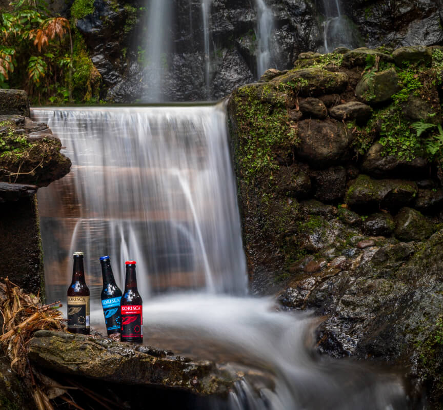 Cerveja Korisca numa cascata dos Açores