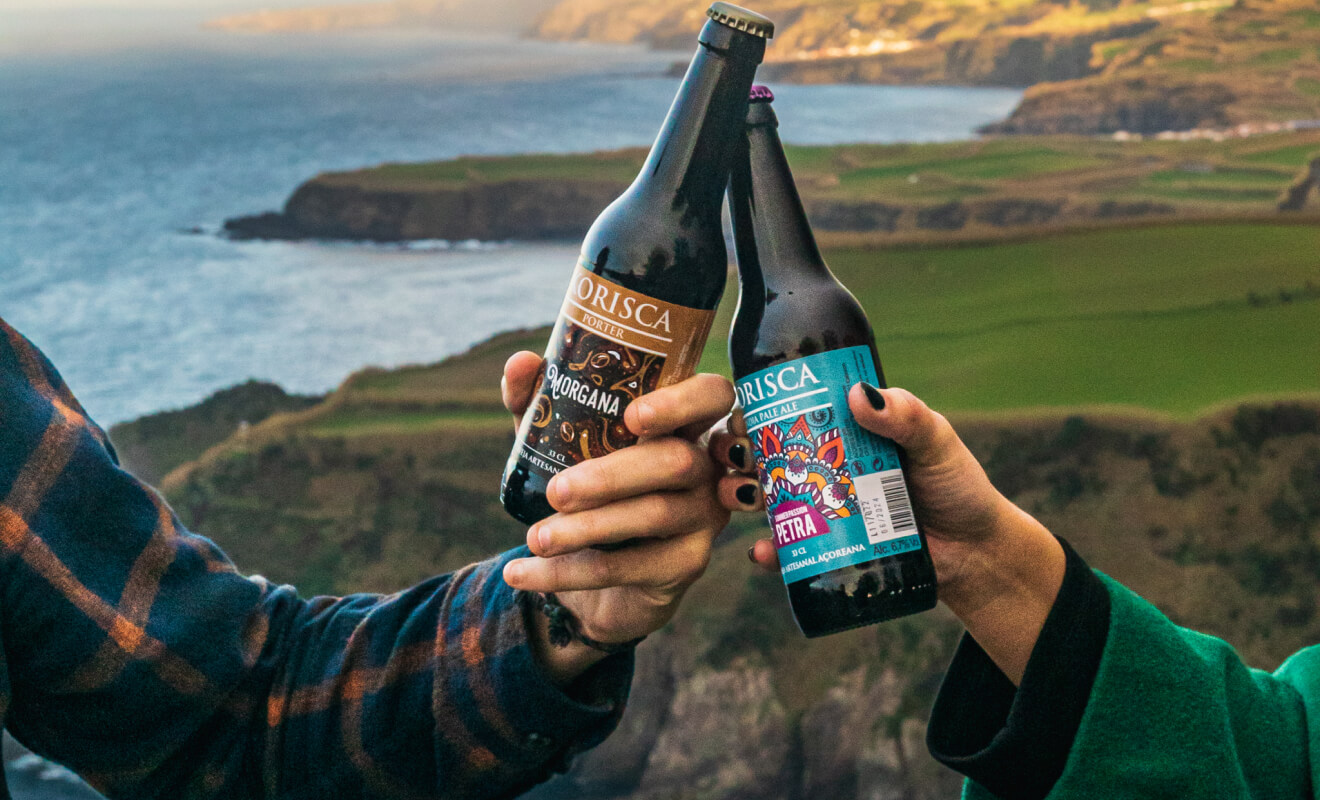 Um brinde com a cerveja Korisca na natureza dos Açores